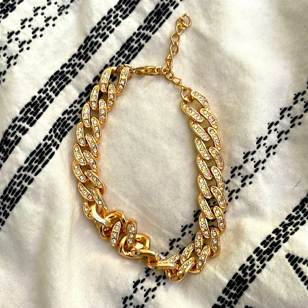 This is a gold bracelet with diamonds! It is from SHEIN!:)